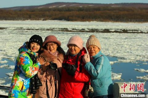  界江|中俄界江黑龙江呼玛段跑冰排开启冰封季节