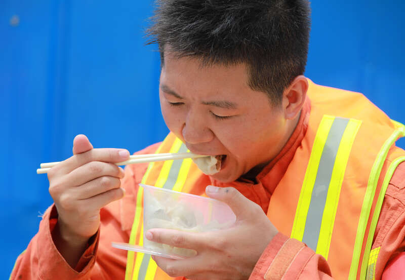 孝感市|在家休假的消防员就地请战，父母带饺子来慰问