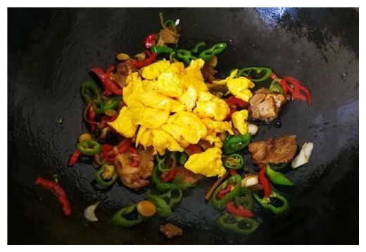 这菜被称为湘菜一绝,口味香辣,我家隔三差五吃一次,家人的最爱