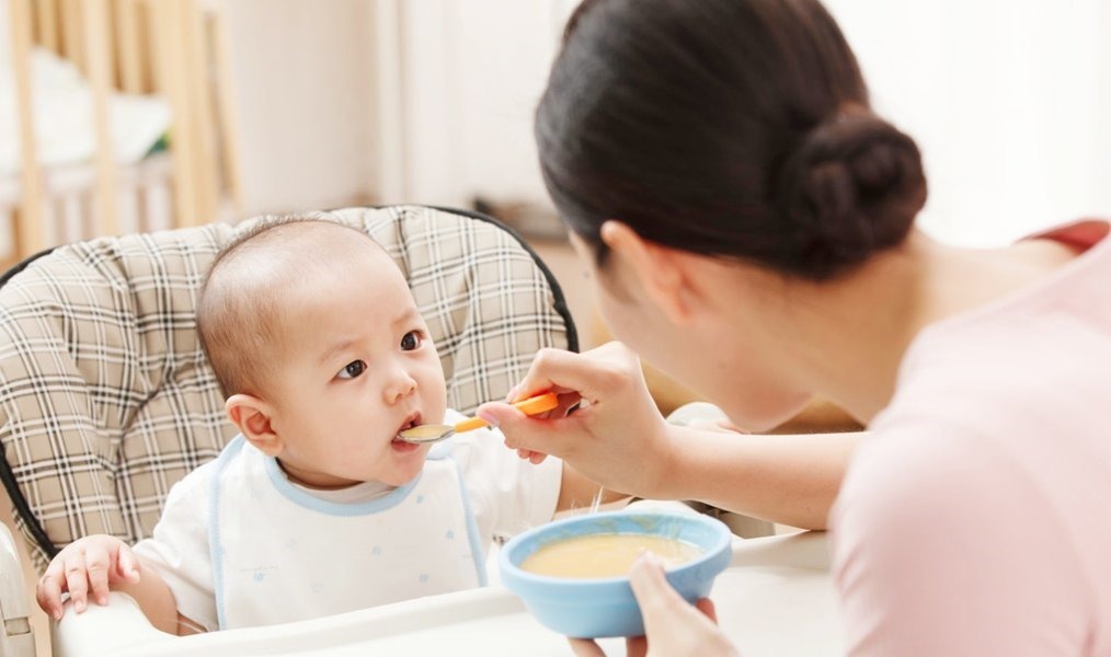 辅食|想让宝宝顺利接受辅食?除了米粉选择正确以外,喂养方式也很关键