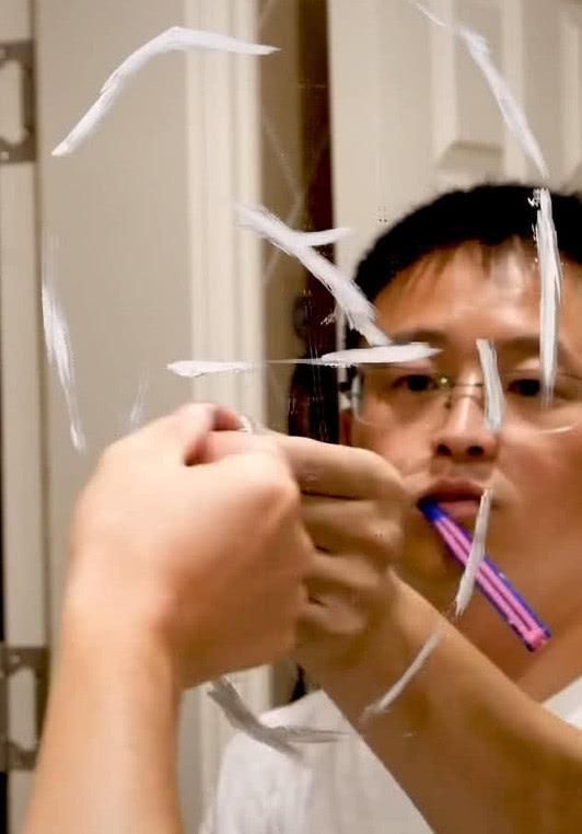 牙膏|有种“变脸”叫做牙膏画,明明是王一博,关灯却变王俊凯,跪服了