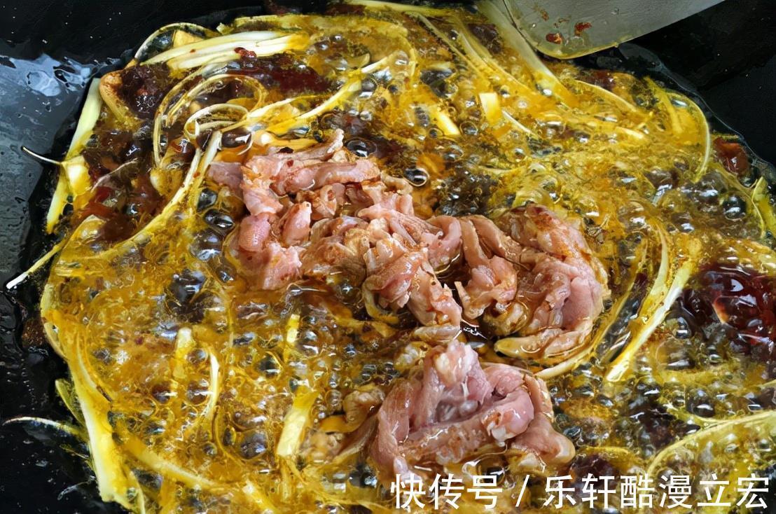 一道荤素结合的下饭菜，酸辣解馋，全家都喜欢吃