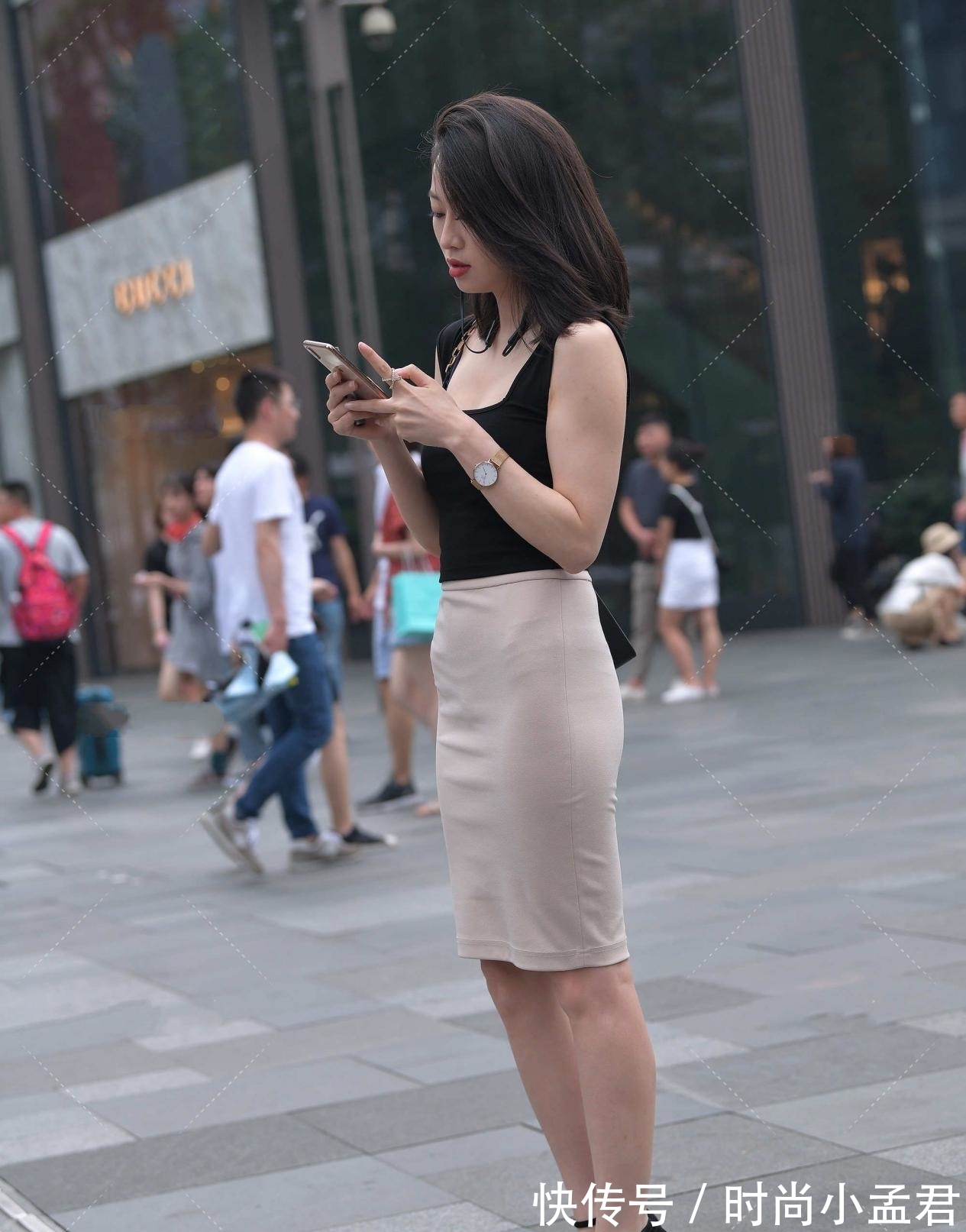 小背心 高级气质穿搭,黑色背心搭配高腰中长裙,尽显强大气场