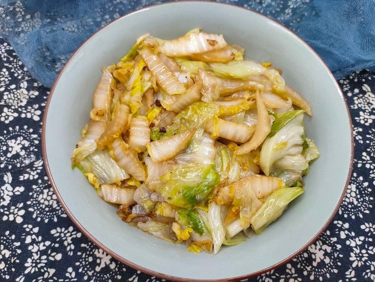 炒白菜帮，多加1样蔬菜一起炒，酸香可口，下饭好吃