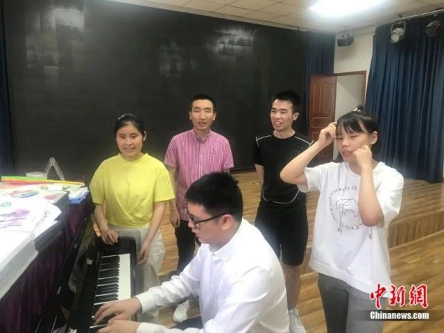 学霸班！中国诗词大会上走红的00后盲女和她的盲人同学都考上本科啦！