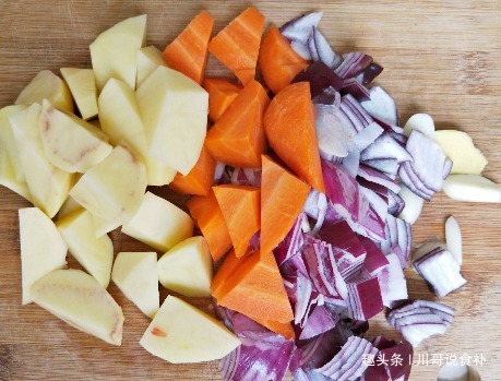 人直接炖|炖牛肉时,直接炖还是先焯水大厨教我正确做法,牛肉软烂还不腥