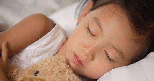 床头|2岁女童被诊断“早熟”，只因床头放的一样东西，很多家庭都有