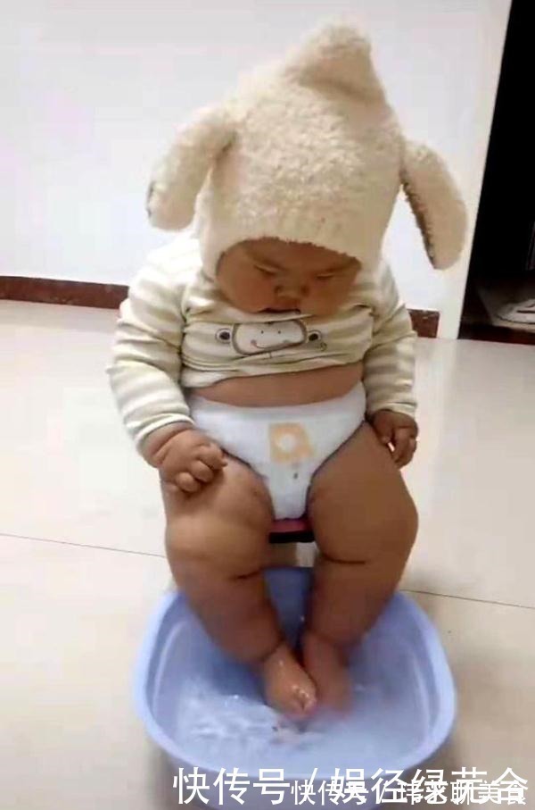 饮食习惯|胖墩宝宝泡脚走红,满身肉肉抢镜,网友成不了花朵成“多肉”啊