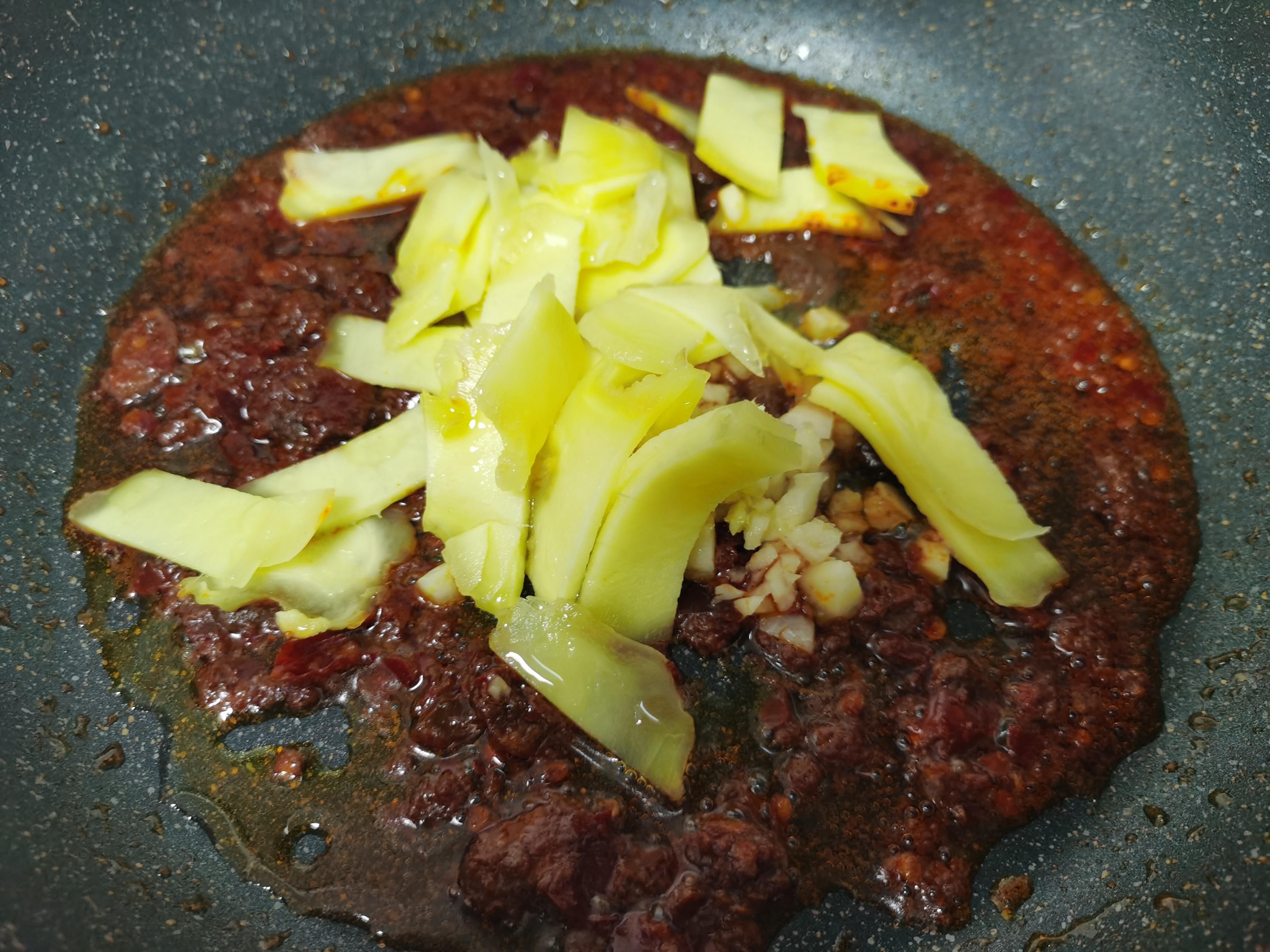 牛蛙|天热，吃此菜比猪肉牛肉过瘾，香辣爽滑不长膘，下酒下饭都超赞