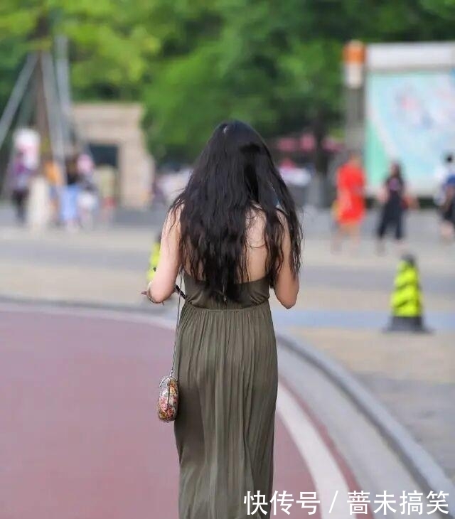 连衣裙的穿着真的好靓丽,散发清新自然的气息