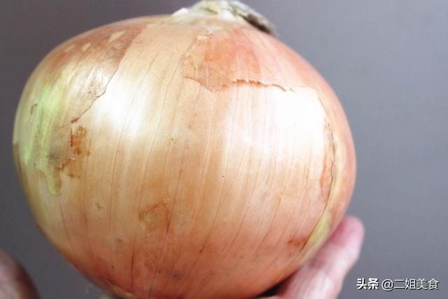 买洋葱,要认清这2种,1块钱一斤也别要,摊主从不给家人吃