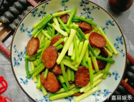 炒蒜苔时,需要事先焯水吗?记住1个妙招,蒜苔色泽翠绿口感脆嫩