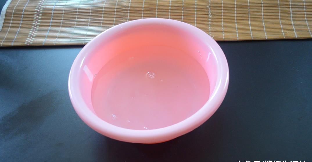 冲洗|凉席脏了别再用水冲洗了, 教你5分钟清洗凉席, 洗的干净还能除螨