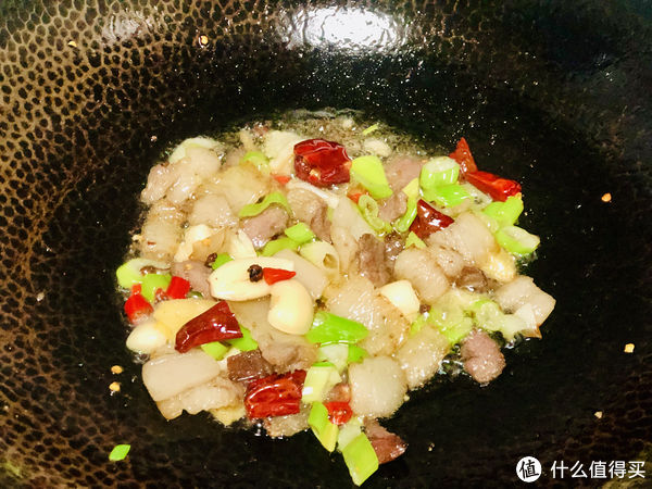 干辣椒|做手撕包菜，应该焯水还是过油？教你正确做法，爽脆清甜还不出水
