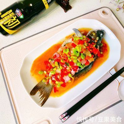 夏日|两块钱搞定一道家常美食#夏日开胃餐#清蒸鲫鱼鲜红汁