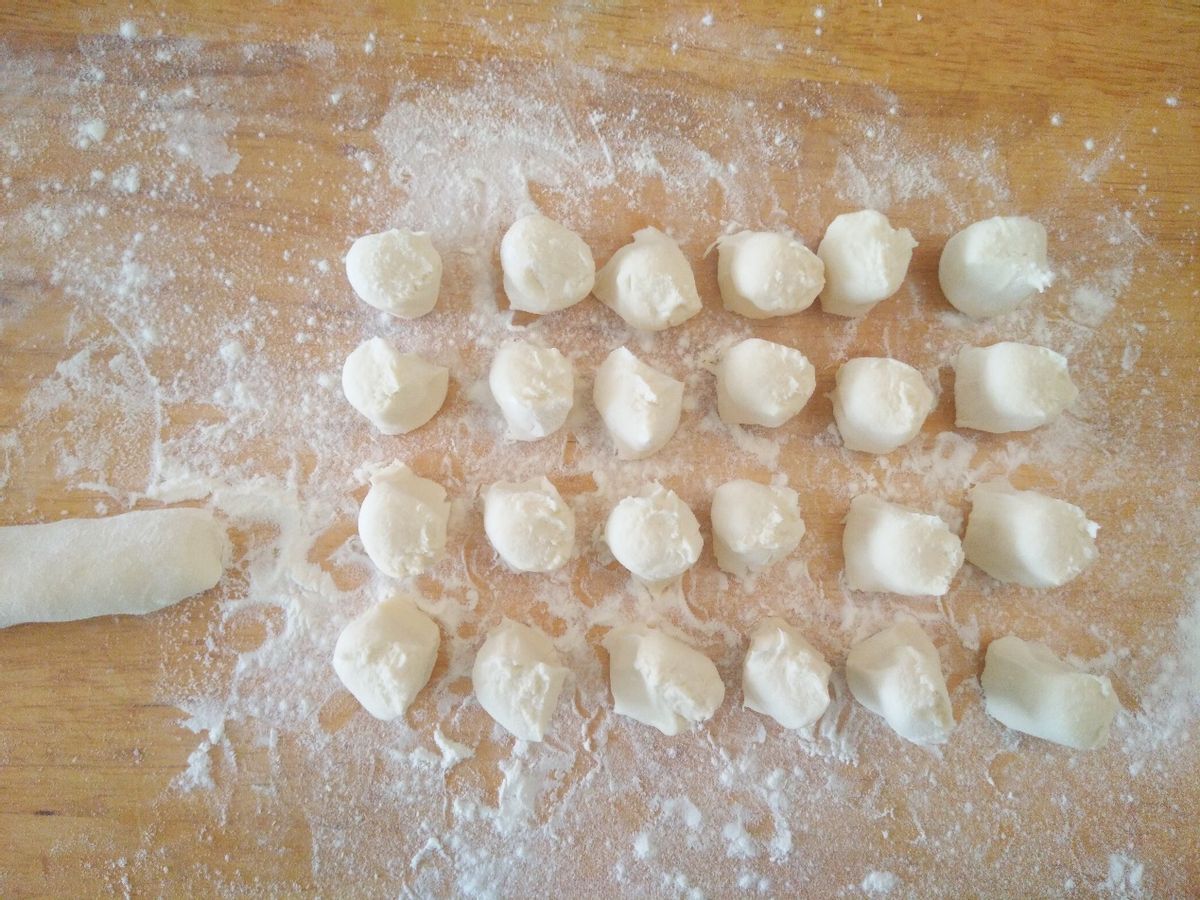 会流汤的灌汤小笼包，皮薄多汁味道棒，很简单一看就会