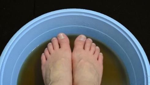 足部|热水泡脚好处多多，若不注意6个后果，反而会伤害身体
