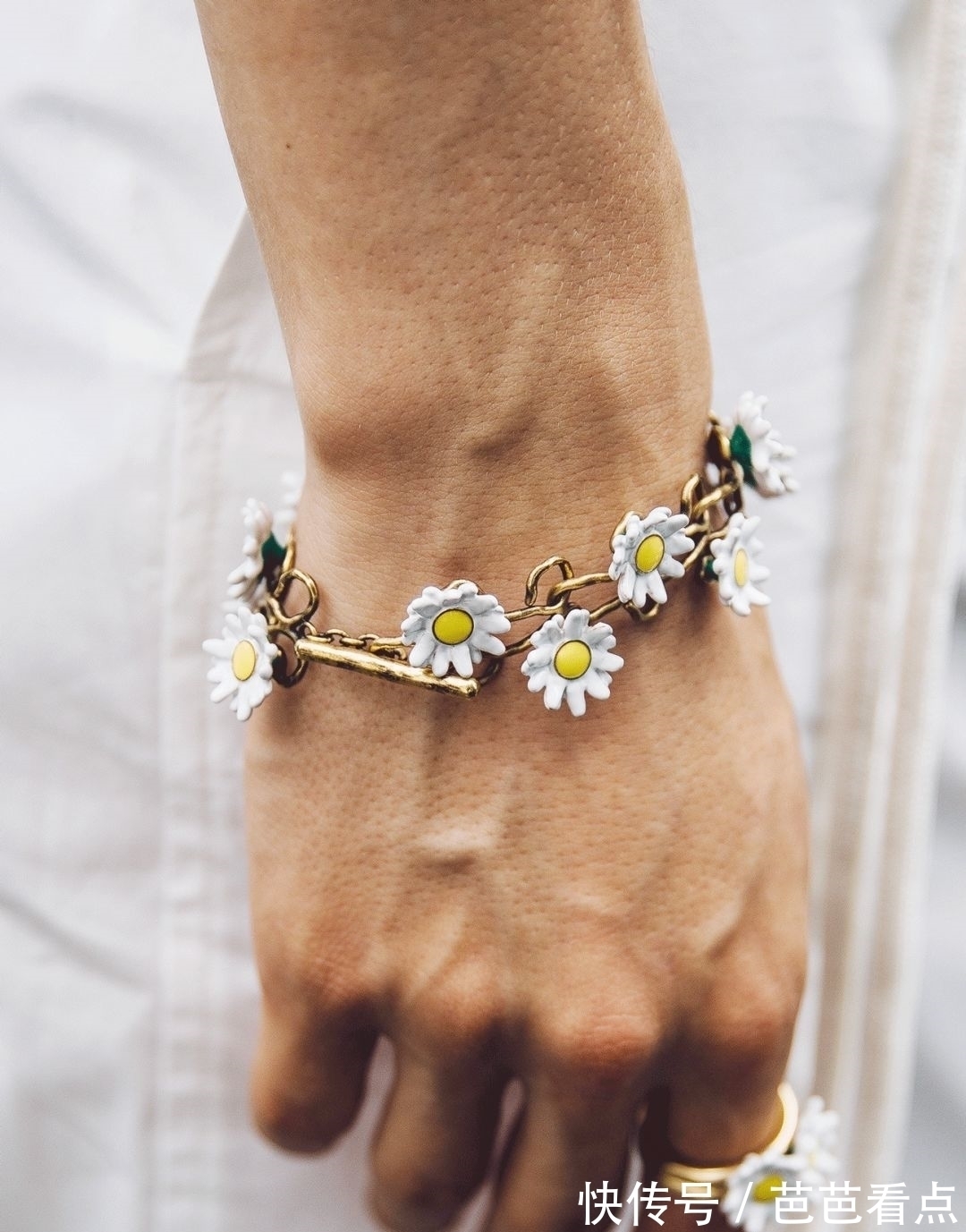 virgil|小时候玩的换装贴纸、QQ秀,竟成了现在最时髦的玩意