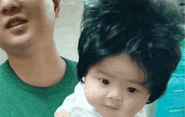 宝宝|两岁宝宝成“万人迷”,路人纷纷拿手机拍照,这发量太让人羡慕