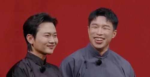 张九南|《德云斗笑社》看点，烧饼在演出中嘴瓢，让师父郭德纲喜提新外号