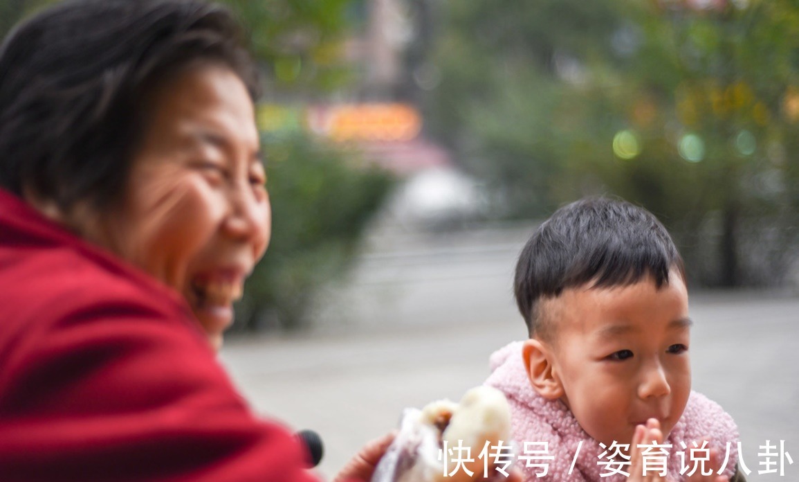 老人|越来越多的姥姥上阵带娃,是因为这三个“断层优势”,奶奶不具备