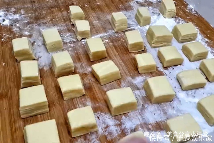 面食|大厨分享好吃的面食做法,面粉加上牛奶下锅一炸,外酥里嫩吃着香