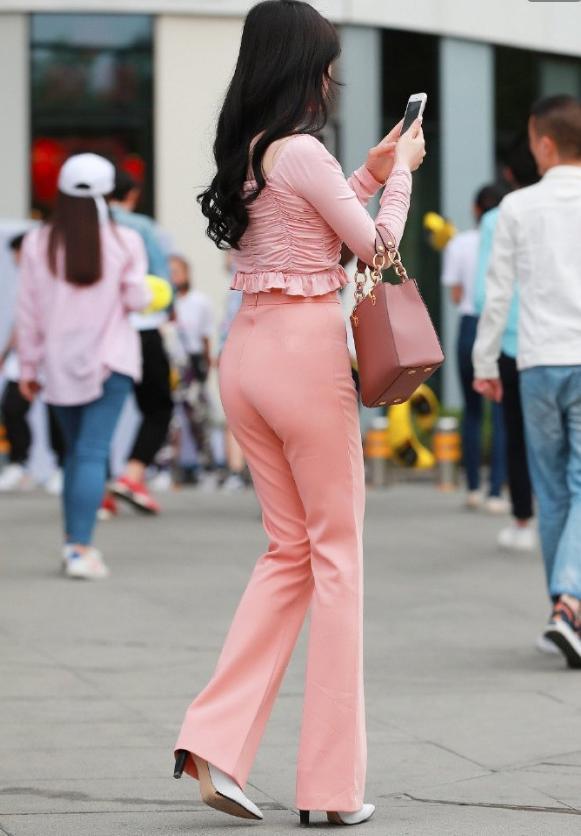 小姐姐|时尚小姐姐喇叭裤穿搭,休闲雅致又不失浪漫,轻松美出新感觉