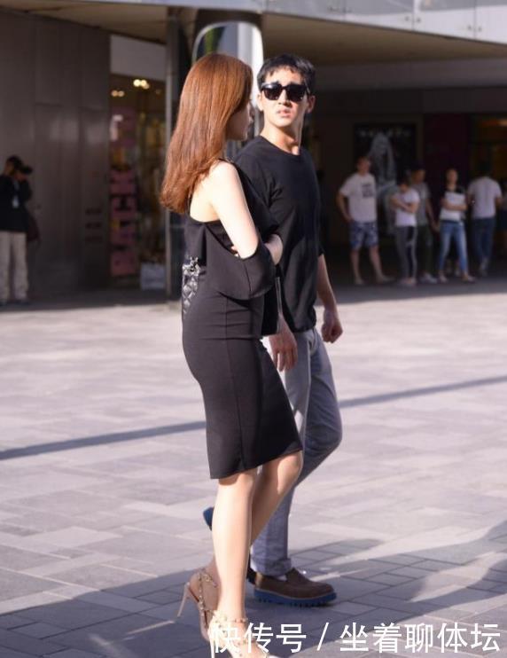西装|长款灰色西装搭配高腰筒裙,青春靓丽,活泼可爱