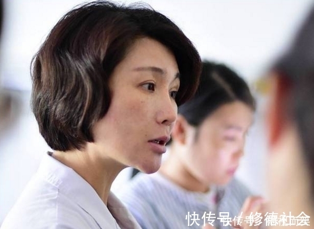 看病|医生给小女孩看病,让她吹白纸,吹了几十下后,奇怪的现象出现了