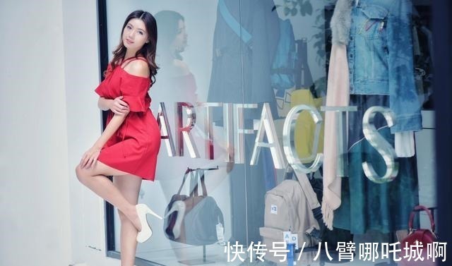 版型 红色的一字肩连衣裙,尽显优雅知性的女人味