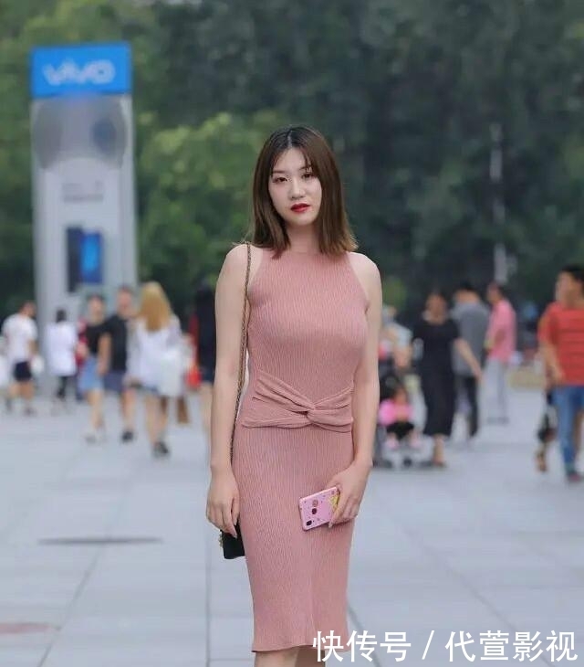 个性优雅的连衣裙装扮展现女性简洁气质，简约不失潮流感