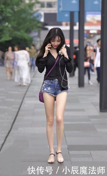 小姐姐爱穿牛仔超短裤,白皙苗条大长腿太迷人,散发时尚性感韵味