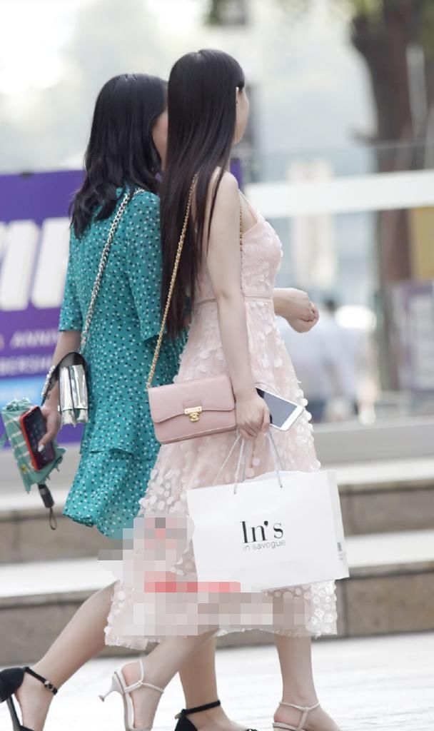 树叶|裸色系的"树叶"点缀,小姐姐选的裙子很吸睛