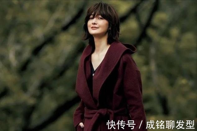 富冈佳子|富冈佳子不仅穿搭出众,她的慵懒风微卷短发,就连年轻人都喜欢