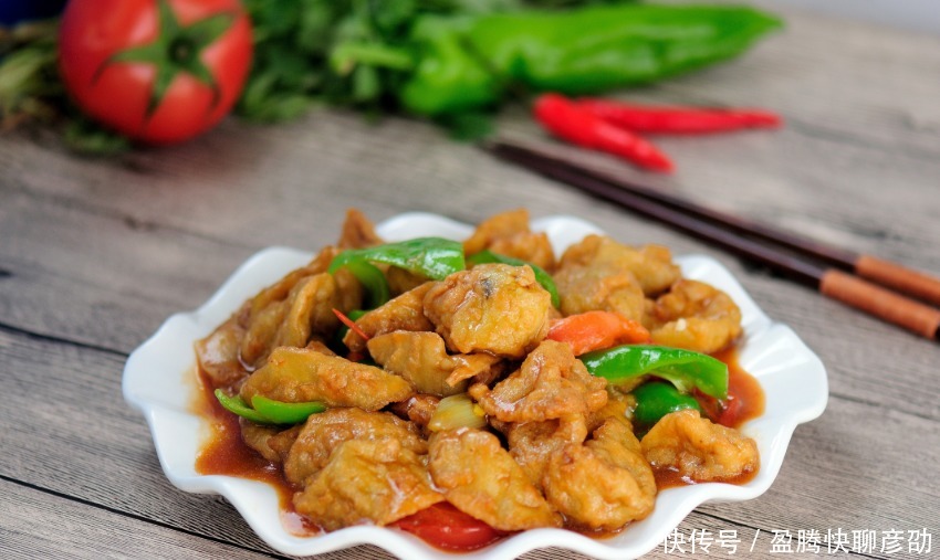 大厨教你做红烧茄子，记住这2点，不发黑不吸油，焦香软嫩不油腻