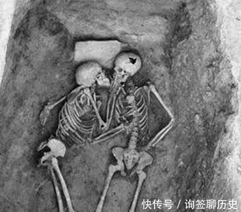 深情|情侣临死前深情拥吻,而这一吻,持续了2800年