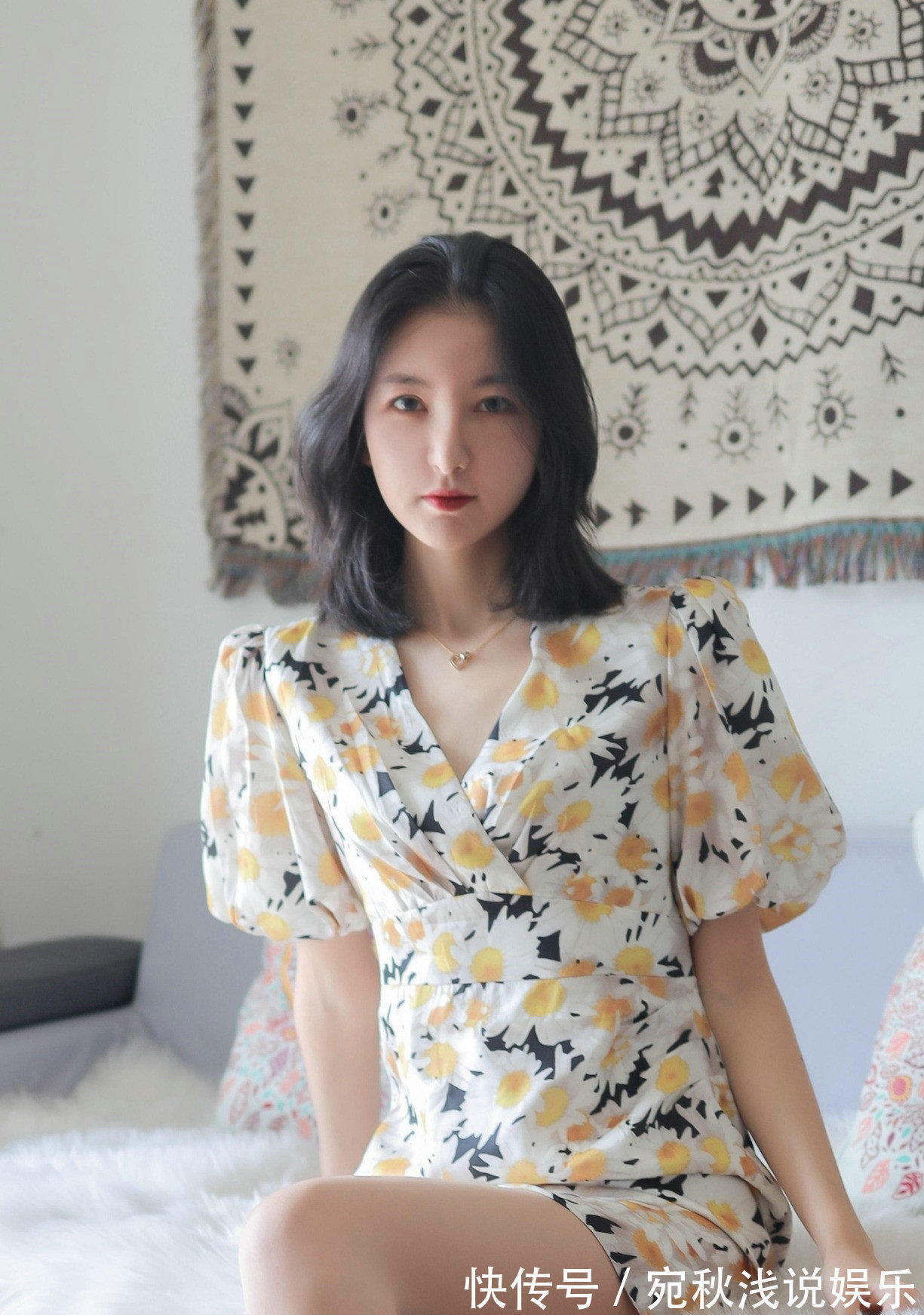 礼服 小姐姐身穿的礼服很吸睛时尚,作为日常的通勤穿搭,绝对漂亮动人