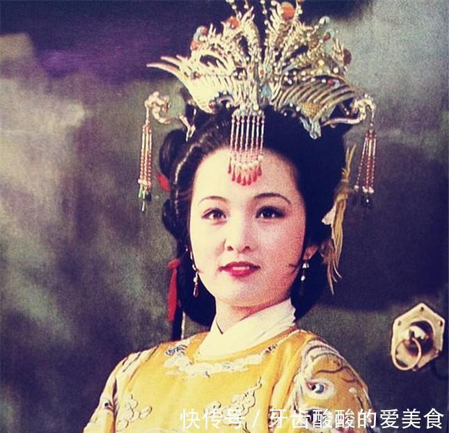 宝钗$细节露端倪:端阳节赐礼,元春只给黛玉挑选礼物,根本没理会宝钗