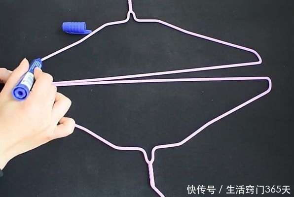2个衣架折一折绑在一起,放在家里超实用,解决了家家户户的难题