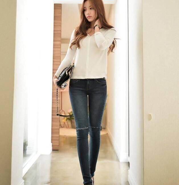 绽放青春的牛仔裤美女,展现出自信的女人味