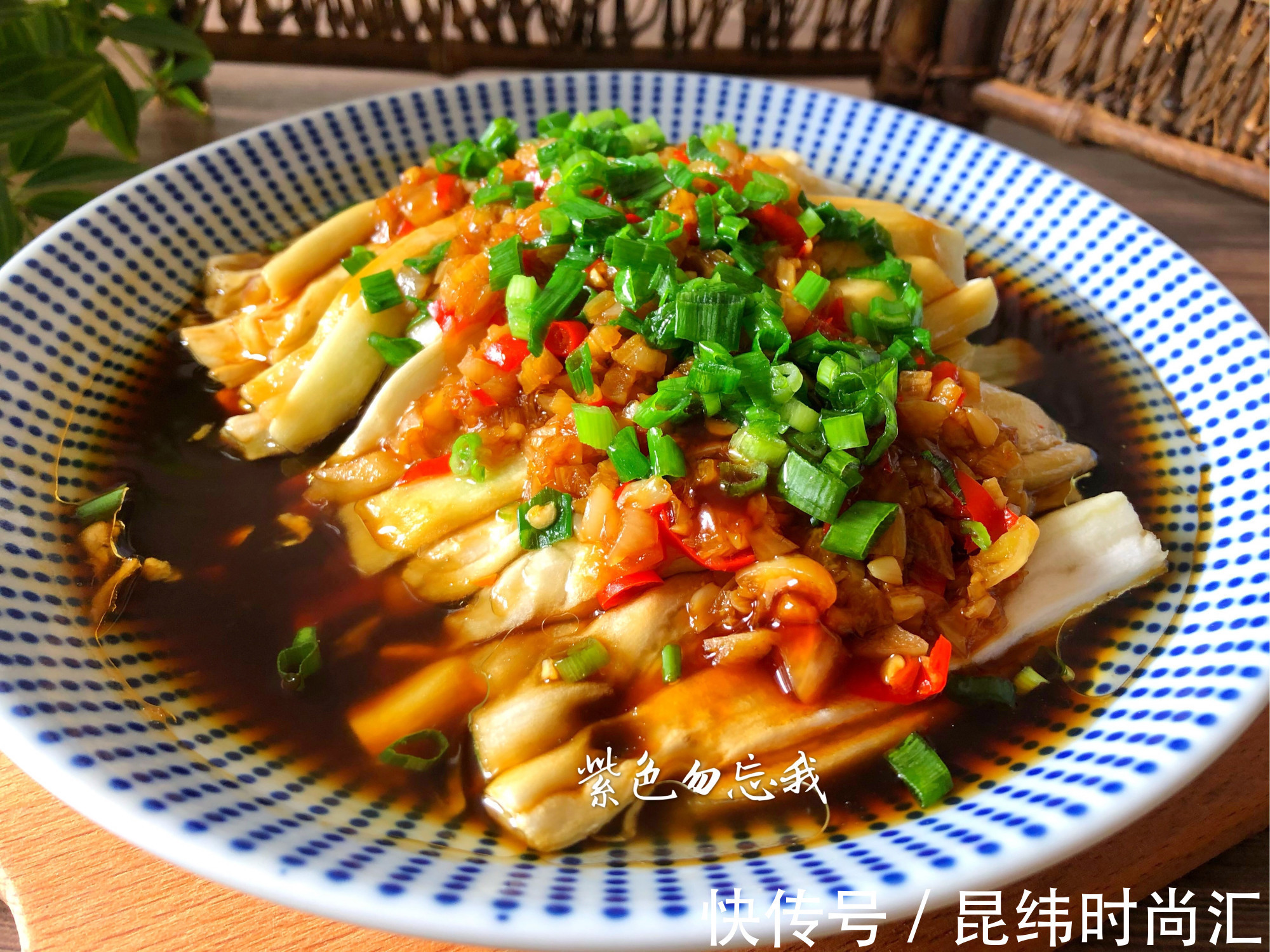 勿忘我|我家最近爱上茄子这做法,蒸一蒸就上桌,鲜美又下饭,快试试