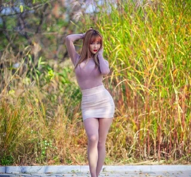 街拍|街拍;女神越来越懂得搭配凸显长腿、细腰和身体曲线之美