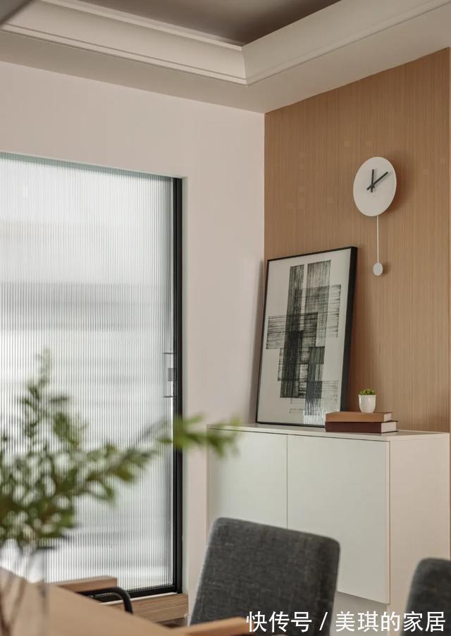 装修|80㎡精装房的二次改造,客厅阳台改地台,原木极简设计看得很顺眼