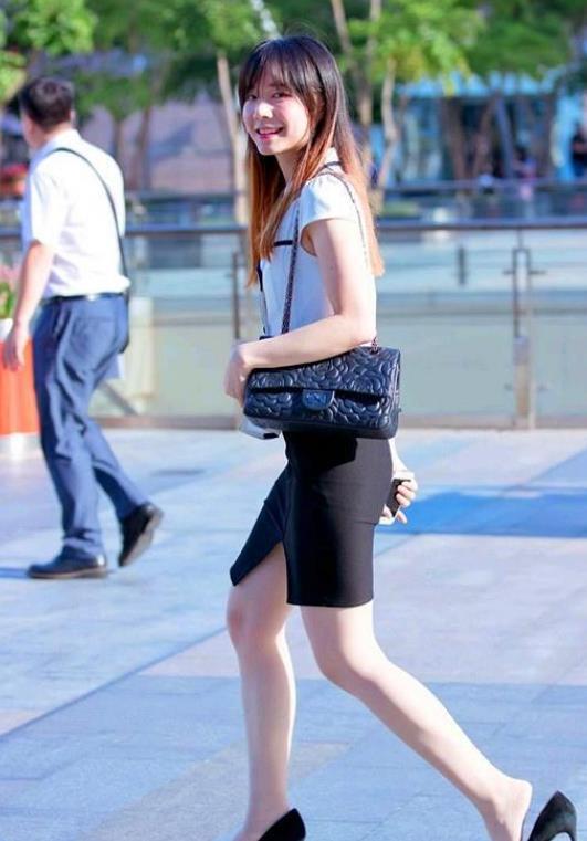 美丽|街拍小姐姐一款蓝色的T恤搭配白色短裤,很显青春活力的气息