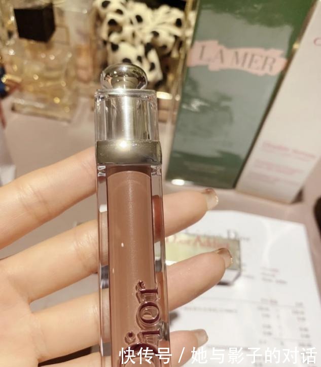 美女|氛围感美女唇妆是重点,口红谁都涂,配合小技巧颜值翻倍!