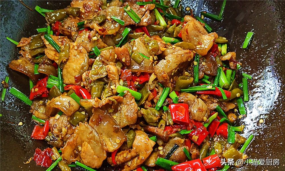 1把酸辣椒加上猪肉简单一炒,味道酸香爽辣,开胃下饭特别好吃