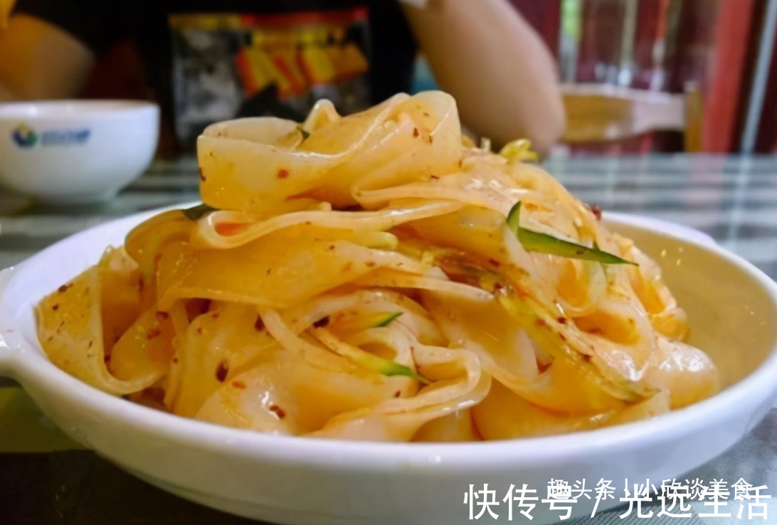 搅拌均匀|想吃凉皮不用买了！教你做“懒人凉皮”，不洗面不用蒸2分钟出锅