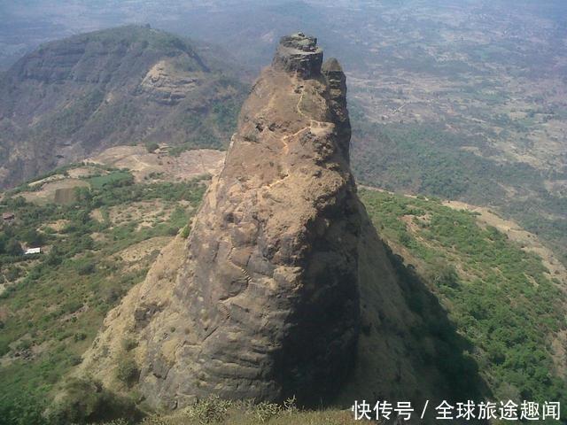 全世界|全世界最危险的三座楼梯,只能靠着山壁走,隔着屏幕都让人害怕!