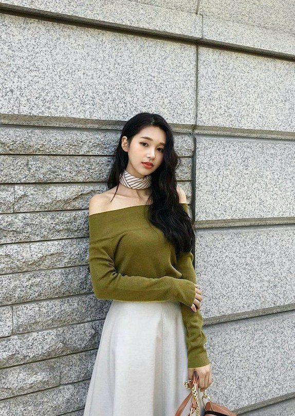 美女街拍:一字肩上衣搭配半身长裙,效果还不错