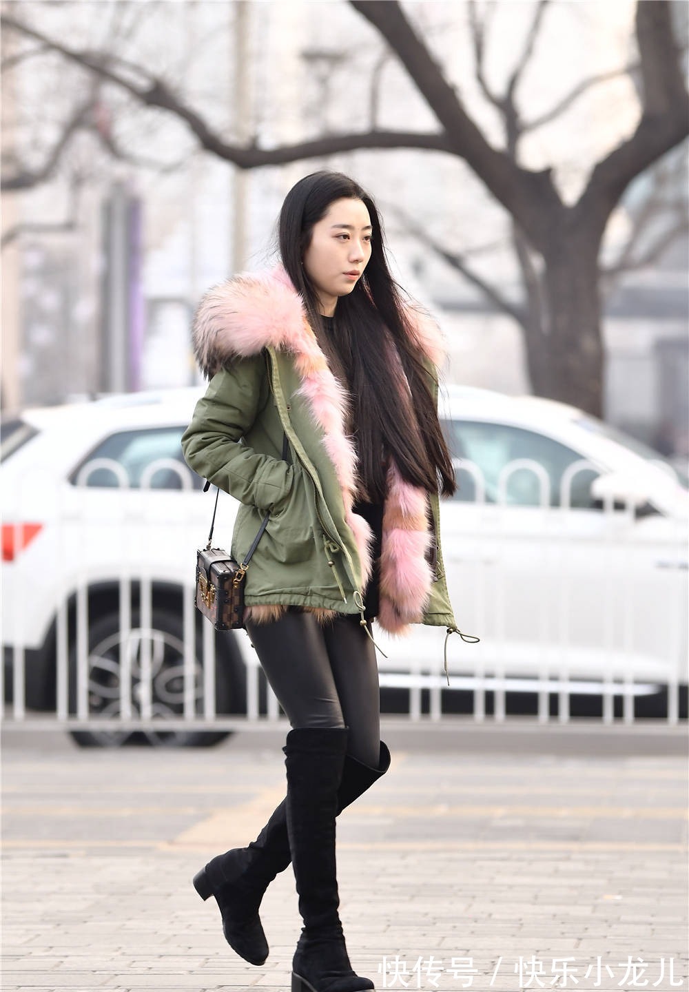 过膝长靴 黑色皮裤搭配过膝长靴,要是高跟款式会更好,衬托身材高挑